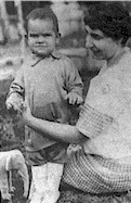 El nio Italo junto a su madre, profesora de Botnica