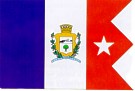 La bandera de Cienfuegos posee una evidente influencia francesa, a partir de los mismos colonos galos que fundaron la ciudad