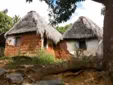 Casas de barro y piedra construidas por los aforadores
