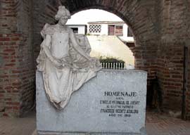 En el interior de la c�pula el Consejo provincial de Oriente erigi� en 1910, este monumento a Francisco Vicente Aguilera. Foto: Luis Carlos Palacios