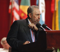 Fidel Castro Ruz en el acto con motivo de la primera graduación de la Escuela Latinoamericana de Medicina. Teatro 
