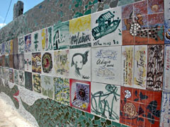 Cada artista invitado por Fuster hizo un mosaico de cerámica para integrarlo al mural colectivo