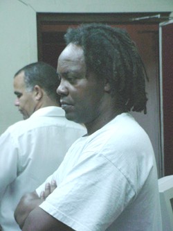 El cantautor Gerardo Alfonso en los estudios de Radio Cadena Agramonte, Camag�ey, Cuba (14/05/05)