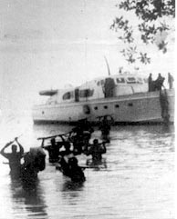 Con el Movimiento 26 de Julio convenientemente estructurado, se prepar� la expedici�n del yate Granma que desembarc� a fines de 1956 para reiniciar la lucha armada en las monta�as de la Isla