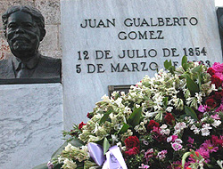 Ofrenda floral depositada por miembros de la Union de Periodistas de Cuba en la tumba donde descansan los restos del periodista y patriota Juan Gualberto Gomez, con motivo del aniversario 73 de su desaparicion fisica. Foto: Randy Rodriguez Pages