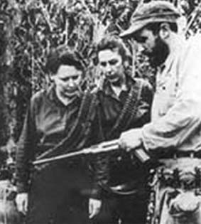 Las heroínas Haydée Santamaría y Celia Sánchez junto a Fidel en la Sierra Maestra