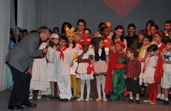 Raúl invitó a los pequeños de La Colmenita a participar en el desfile del 16 de abril, cuando Cuba entera celebre el aniversario cincuenta de la Proclamación del Carácter Socialista de la Revolución