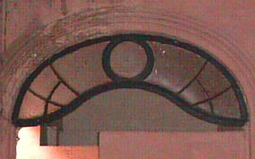 Ilustraci�n 4: Luceta principe�a formada por curvas al comp�s. Calle Cisneros # 309 entre Ignacio Agramonte y General G�mez. Actual sede de la escuela de Idiomas Mijail Lomonosov