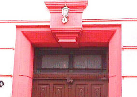 Ilustraci�n 5: Luceta principe�a rectil�nea que asume el contorno del vano rectangular y lo divide en dos pa�os rectangulares que dominan el conjunto y lo rodean de peque�os rect�ngulos y cuadrados, productos del cruce de las l�neas en los que se permiten el empleo de otros colores