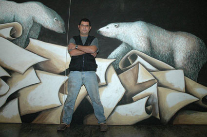 Carlos Ren� Aguilera Tamayo. Durante el trabajo de una pintura de doce metros de largo por dos de altura en Tann Papier, Traun, Austria. La pieza pertenece a la colecci�n Trierremberg Art