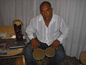 Eduardo Córdova ai bongos. Foto: Gian Franco Grilli