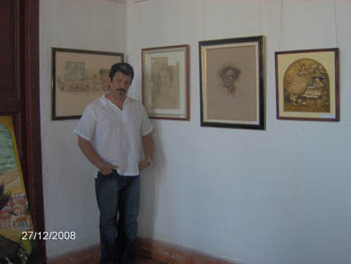 El pintor Noel Hernández Pérez junto a sus obras. Museo. Diciembre 2008