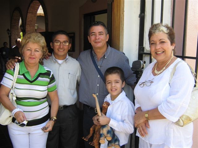 Eliseo Diego Fajardo, con las doctoras cubanas Lidia, Josefina y Adriana. También Roberto y Liván González