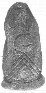 Pequeña figura en cerámica que asemeja a un majadero colgante, el cual presenta características femeninas (Tamaño: 6 cm de largo x 2.5 cm de largo)