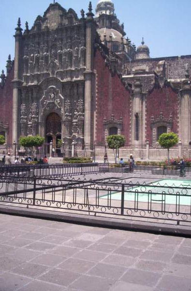La placa puesta delante del templo mayor en el Zócalo