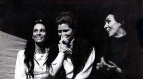 Raquel Revuelta, Ana Viñas y Marta Farré en la obra Las tres hermanas, dirigida por Vicente Revuelta en el año 1973