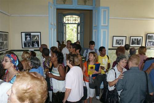 Los participantes en el evento tras la apertura de la exposición