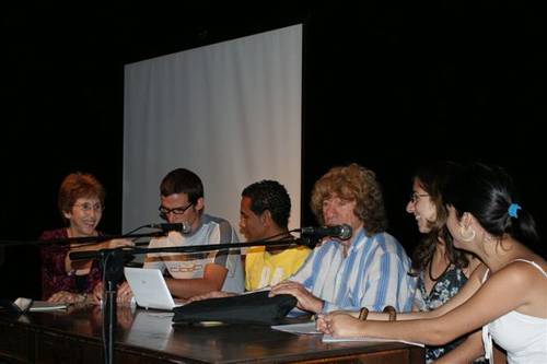 Primer panel de la ma�ana integrado por los estudiantes de la facultad de Arte Teatral del ISA (d a i) Laura Gonz�lez, Aimelys D�az Rodr�guez, Ra�l Fidel Rodr�guez y Reynold Sotolongo. En el centro, el Maestro Carlos Ruiz de la Tejera, quien fungi� como Moderador del mismo