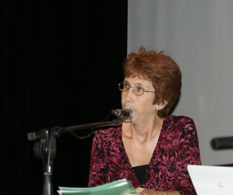 Esther Suárez Durán, Coordinadora del Taller, dice las palabras introductorias a los paneles