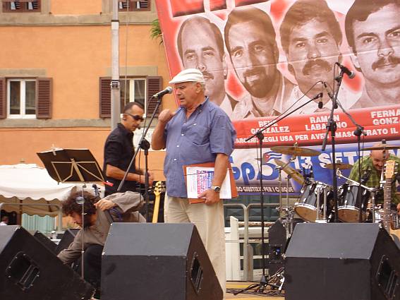 Franco Forconi sul palco in occasione della Manifestazione a Roma in Piazza Farnese del 13 settembre 2008. Foto: Violetta Nobili