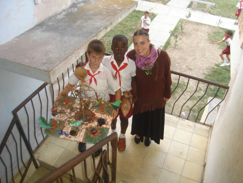 Enrica Antonella Matricoti con dos niños cubanos