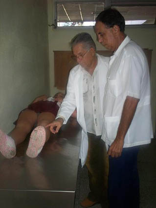 El doctor Eugenio Rodríguez Rodríguez y el técnico Dimas Lozano Barreto