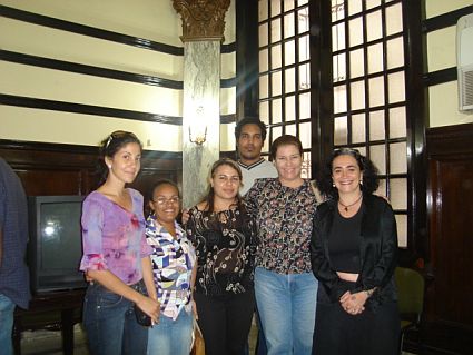 Celia Hart Santamaría junto a Ia Garberi y un colectivo de la UJC en la Unión de Escritores y Artistas de Cuba