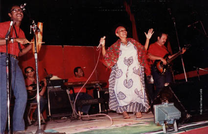 1985: Omara Portuondo a Bologna. Da sinistra, il sassofonista Armando Rodríguez con il güiro, Martín Rojas alla chitarra, il leader-tastierista Adolfo Pichardo, la cantante e il bassista Antonio Pérez. Foto: Gian Franco Grilli