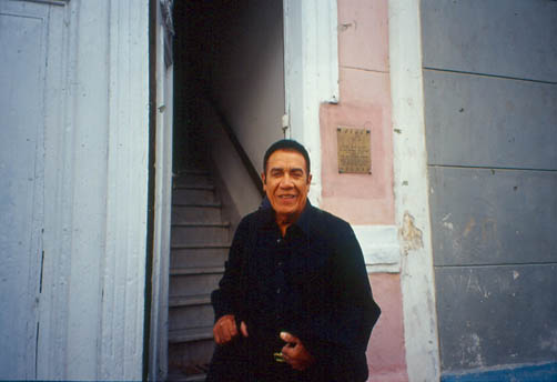 2002: L'Avana, Callejon de Hammel. Il trovador Angelito Díaz davanti all'edificio dove risiede: lì nacque il Movimiento Filín o Feeling. Foto: Gian Franco Grilli