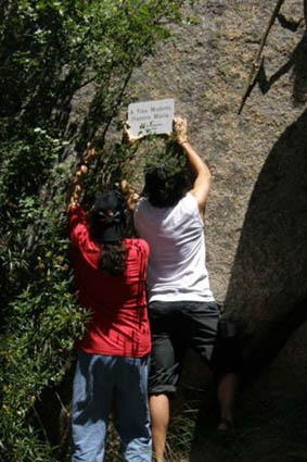 Los j�venes e Getafe colocando la placa de m�rmol. Foto: Modesto Caballero