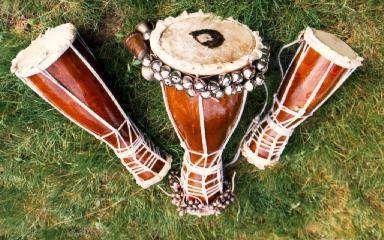 I tre tamburi bat. Foto tratta da: Brief Cultural History (http://www.links2go.com/topic/Cuba)