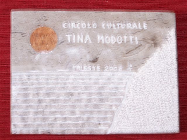 Placca consegnata a Trieste per il monumento a Tina Modotti a Cuba