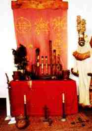 Representaci�n de un altar abaku�, en cuyo centro se encuentra un conjunto de itones o cetros representativos de jerarqu�as. Colecci�n de la Casa de �frica, Oficina del Historiador de la Ciudad de La Habana