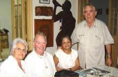 Emilio K�ng y Salaria Chinea junto a
los autores. Foto: Froil�n Gonz�lez y Adys Cupull