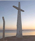 Tanto la Cruz como el monumento indica la altura hasta donde subió el mar. El monumento representa una familia en el instante en que es sepultaba por las aguas del mar