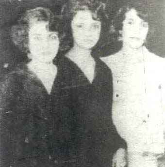 A la derecha, Rosa Torres Acosta, a su lado las hermanas Zoila y Clotilde Ponce de León Torres