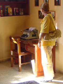 Elisa Masiques observa la máquina escribir de su esposo, ahora expuesta en la habitación 241 del Hotel Plaza de Camagüey. Foto de Lázaro David Najarro Pujol