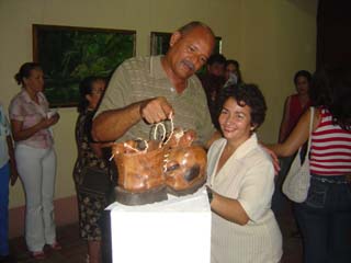 El artesano Arsenio Olayo muestra una de sus creaciones. Foto: Lázaro David Najarro Pujol