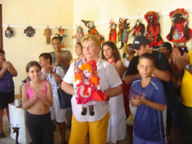 Carmen sostiene en sus manos la me�equita que entregar� a Ivette. Foto: L�zaro David Najarro Pujol