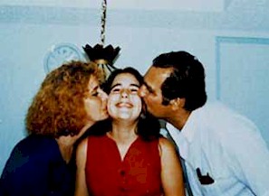 Olga Salanueva y Ren� besan a su hija Irma. Foto: Somos J�venes y Granma digitales