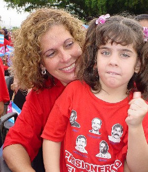 Olga Salanueva y Ivette, esposa y hija de Ren� Gonz�lez