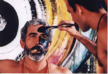 Salvador con pittura facciale durante una performance